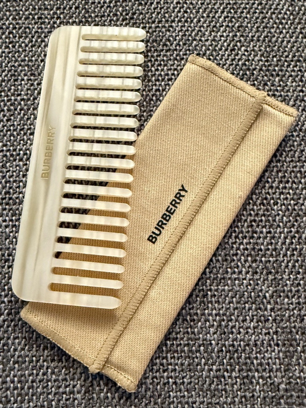 Burberry Beauty Pearl Effect Wide Tooth Hair Comb Beige Case New Authentic